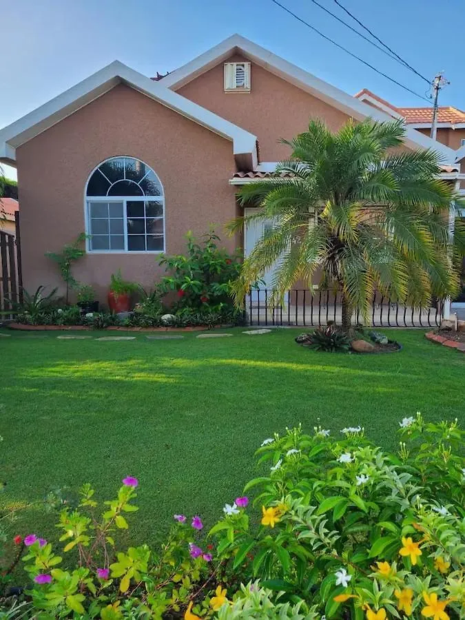 Holiday home Caribbean Estates, 10 Mins From The Beach, Beautiful Gated Community Portmore